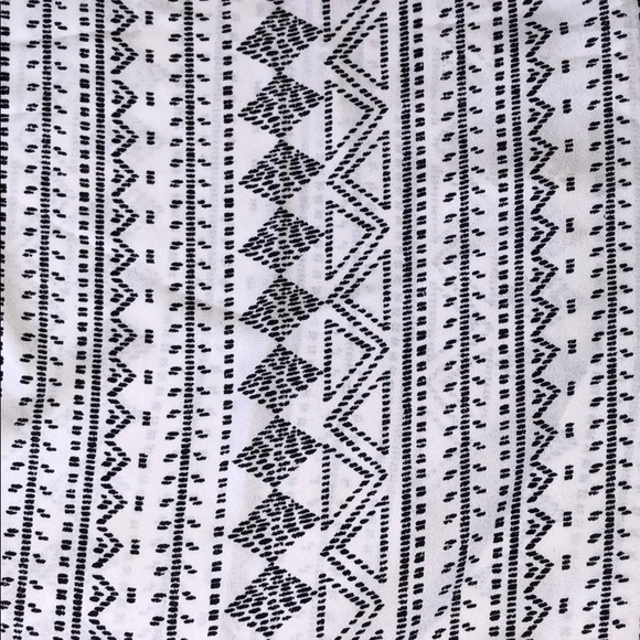 REITMANS BLACK AND WHITE PATTERN LOOSE FIT TOP - Picture 3 of 3